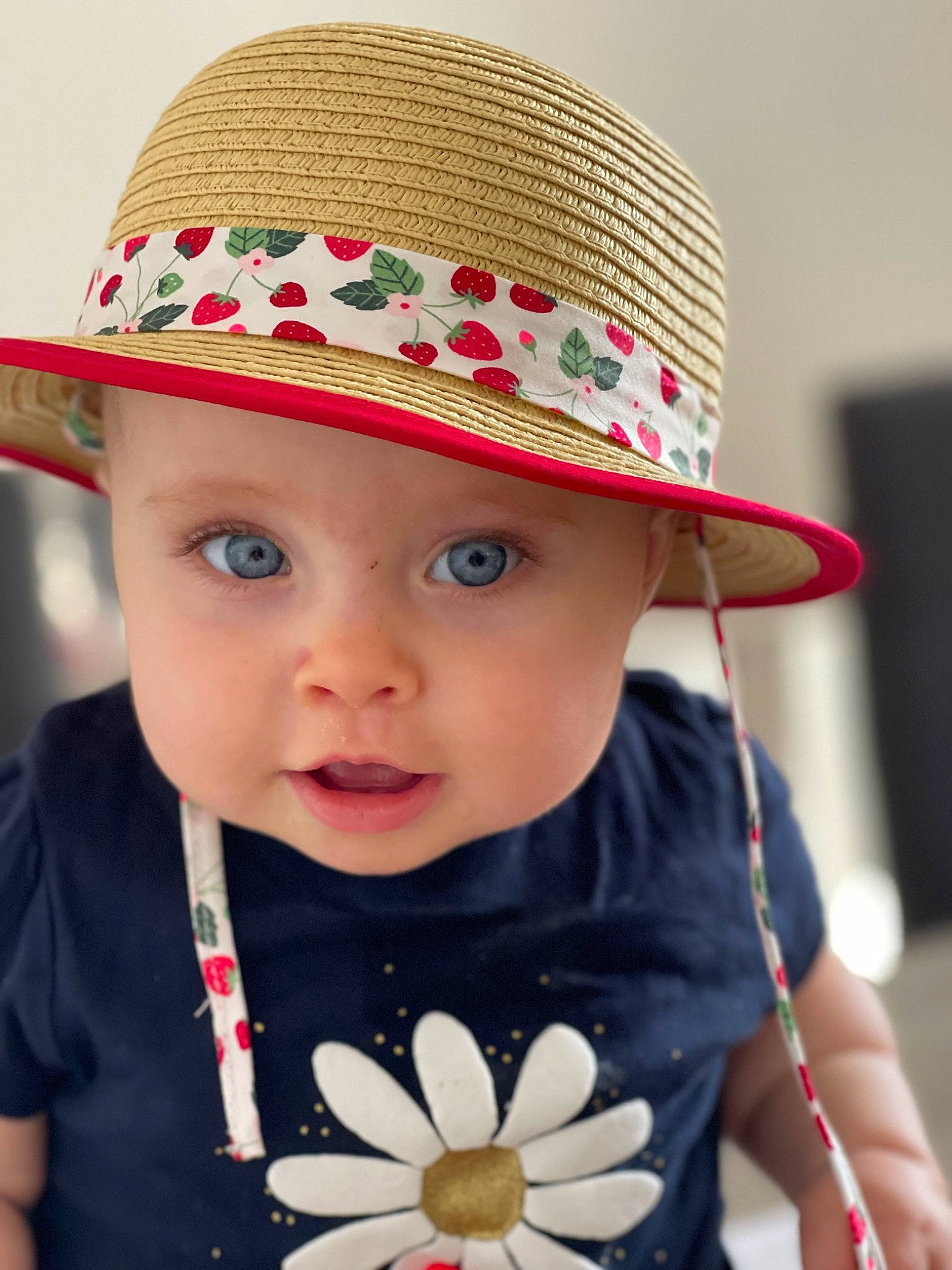 Louane participe au concours pour gagner de l'argent avec cette photo : baby, baby_toddler_clothing, cap, chin, clothing, costume_hat, eye, face, fedora, hairstyle, happy, hat, headgear, headwear, lip, people, person, skin, smile, sun_hat