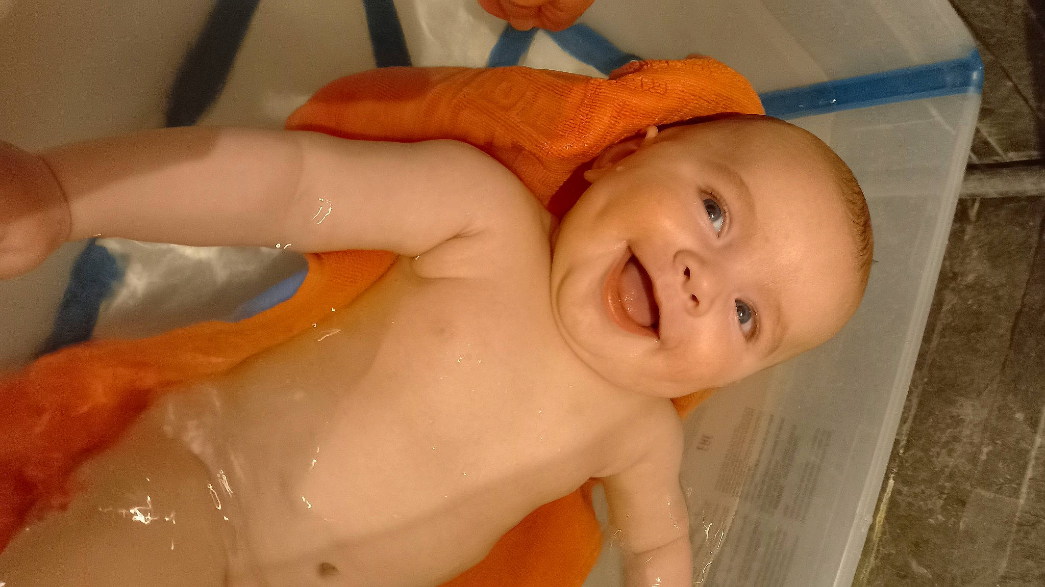 Noé a rejoint le concours — aidez-le/la à gagner de superbes lots ! baby, baby_bathing, bathing, bathtub, cheek, ear, eye, eyebrow, face, finger, hair, head, human_body, iris, joy, lip, mouth, nose, person, skin