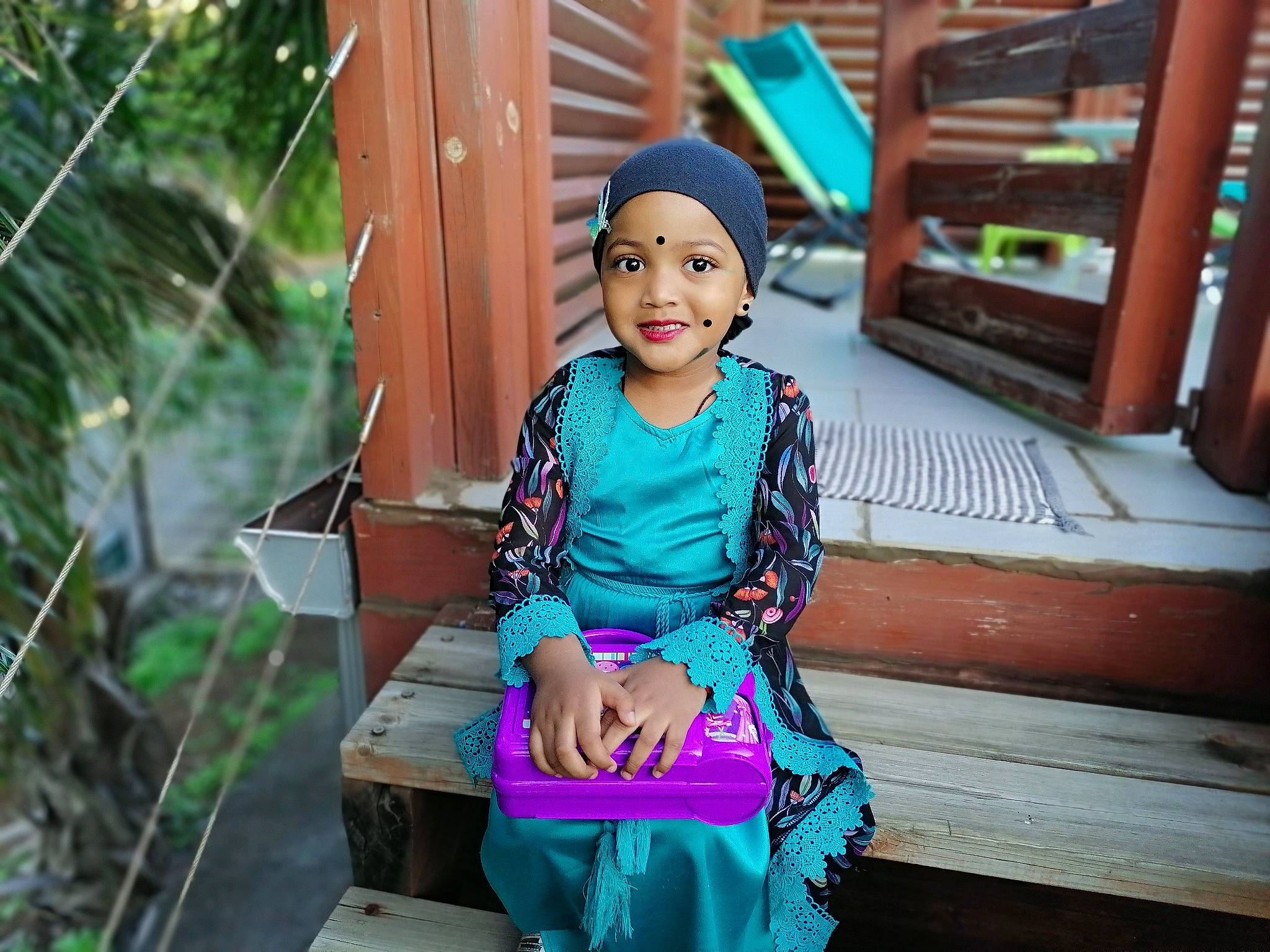 Kameswari a rejoint le concours — aidez-le/la à gagner de superbes lots ! child, city, electric_blue, fun, happy, headwear, jewellery, joy, leisure, magenta, necklace, person, pink, play, portrait_photography, recreation, sitting, smile, street_fashion, toddler