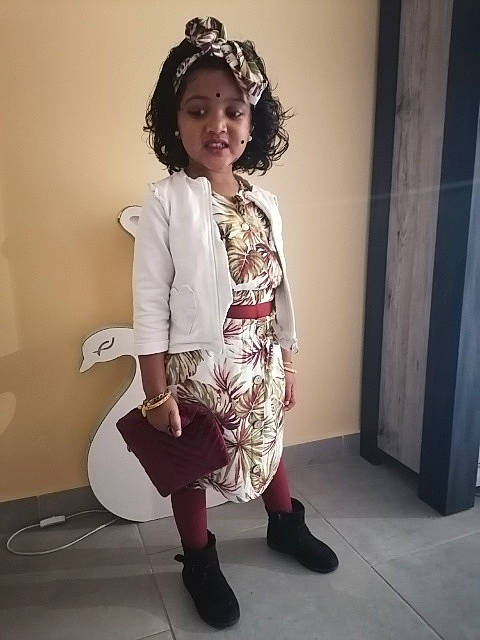 Kameswari a rejoint le concours — aidez-le/la à gagner de superbes lots ! arm, black_hair, eyewear, fashion, fashion_design, flash_photography, happy, jewellery, joint, knee, long_hair, person, shoe, shoulder, sleeve, smile, sneakers, standing, street_fashion, thigh