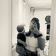 Virginia Sousa a rejoint le concours — aidez-le/la à gagner de superbes lots ! baby, child, woman, mirror, selfie, phone, headband, bow, black_and_white, indoor, room, curly_hair, clothing, purse, furniture, dartboard, shelf, casual, portrait, holding