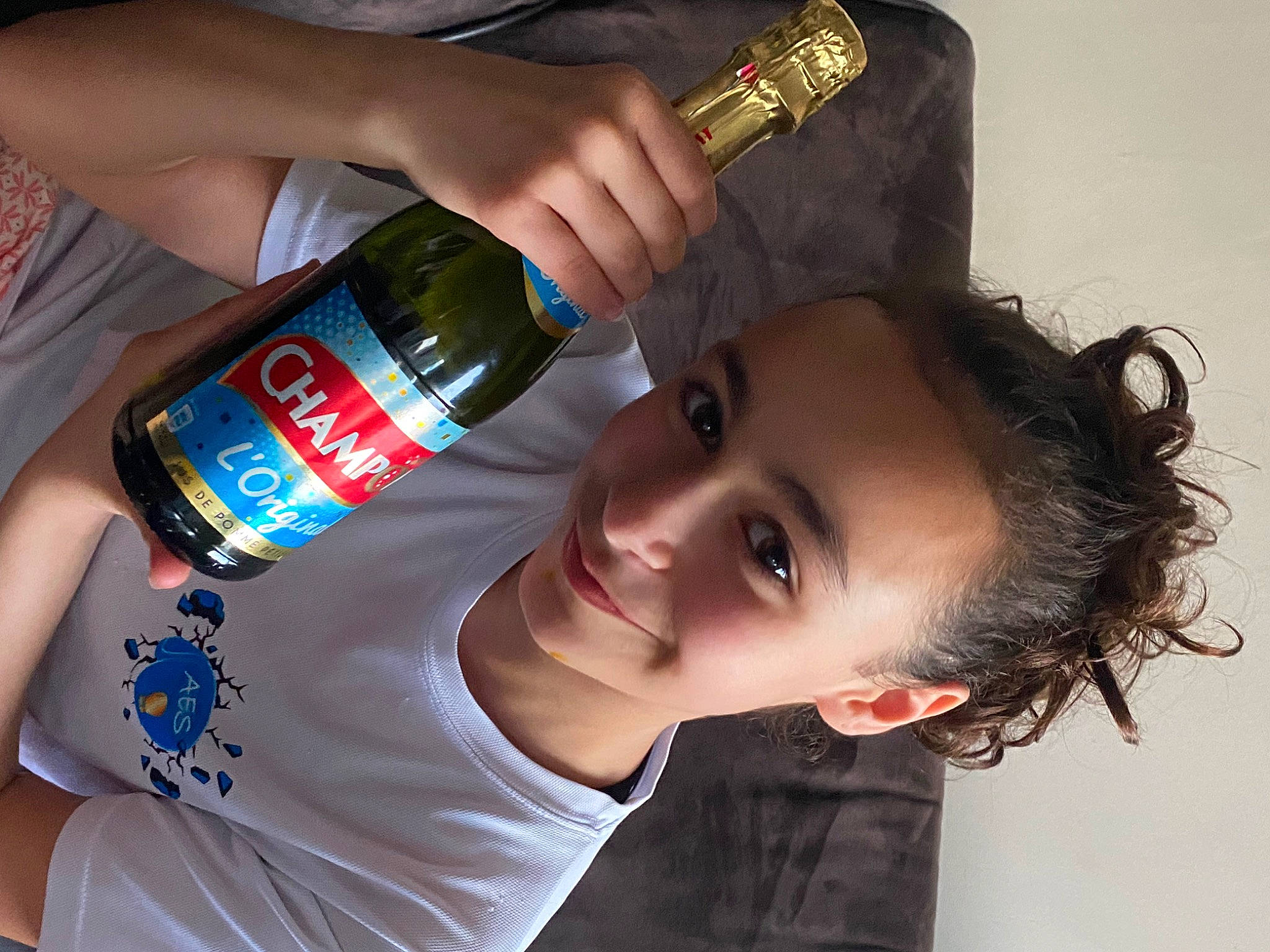 Meriem participe au concours pour gagner de l'argent avec cette photo : alcoholic_beverage, aluminum_can, beer, beverage_can, black_hair, bottle, drink, drinking, drinking_water, drinkware, elbow, finger, fun, happy, joy, nail, person, plastic_bottle, smile, t_shirt