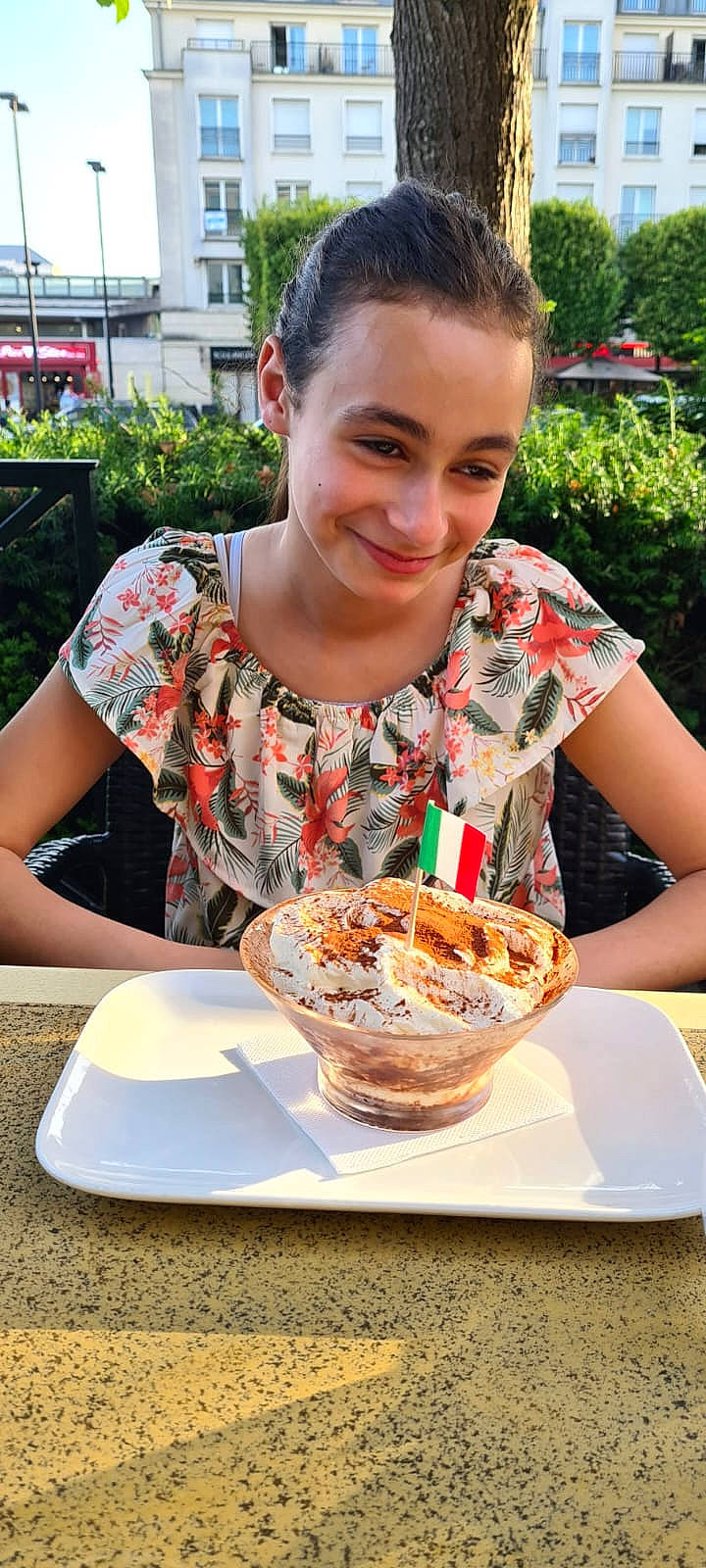 Meriem a rejoint le concours — aidez-le/la à gagner de superbes lots ! chair, comfort_food, cuisine, dessert, dish, fast_food, finger_food, food, food_craving, ingredient, joy, junk_food, person, plant, plate, recipe, serveware, smile, staple_food, table