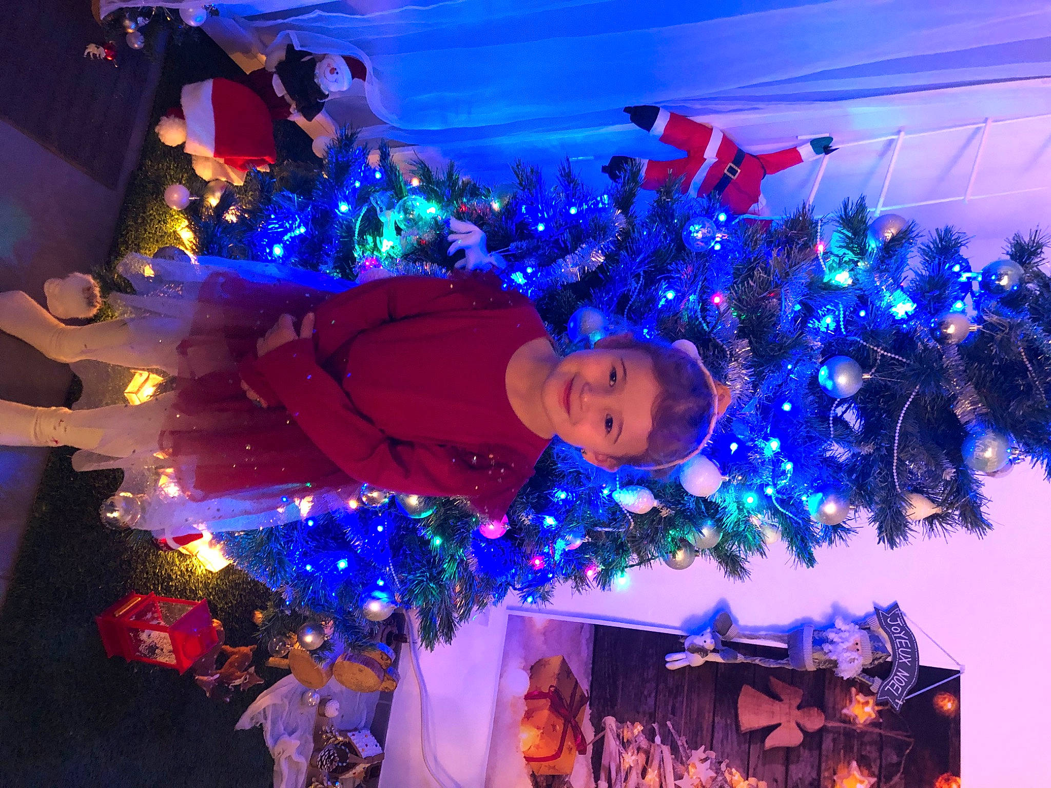 Emy a rejoint le concours — aidez-le/la à gagner de superbes lots ! blue, christmas, christmas_decoration, christmas_ornament, christmas_tree, decoration, electric_blue, entertainment, event, fun, holiday, holiday_ornament, joy, light, ornament, person, plant, purple, red, tree