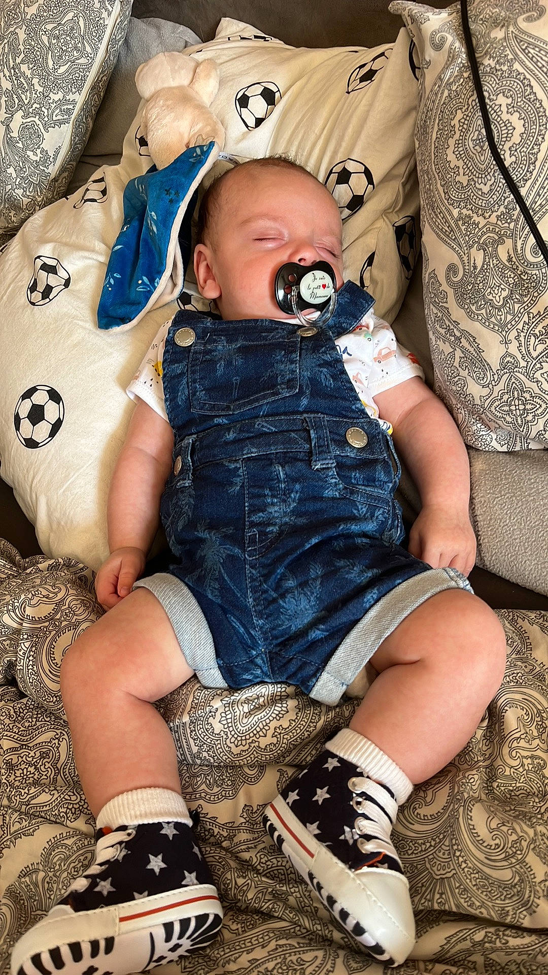 Timothée participe au concours pour gagner de l'argent avec cette photo : baby, baby_toddler_clothing, black, boot, calf, child, comfort, cool, human_leg, knee, lap, pattern, people, person, sitting, sleeve, sock, textile, thigh, toddler