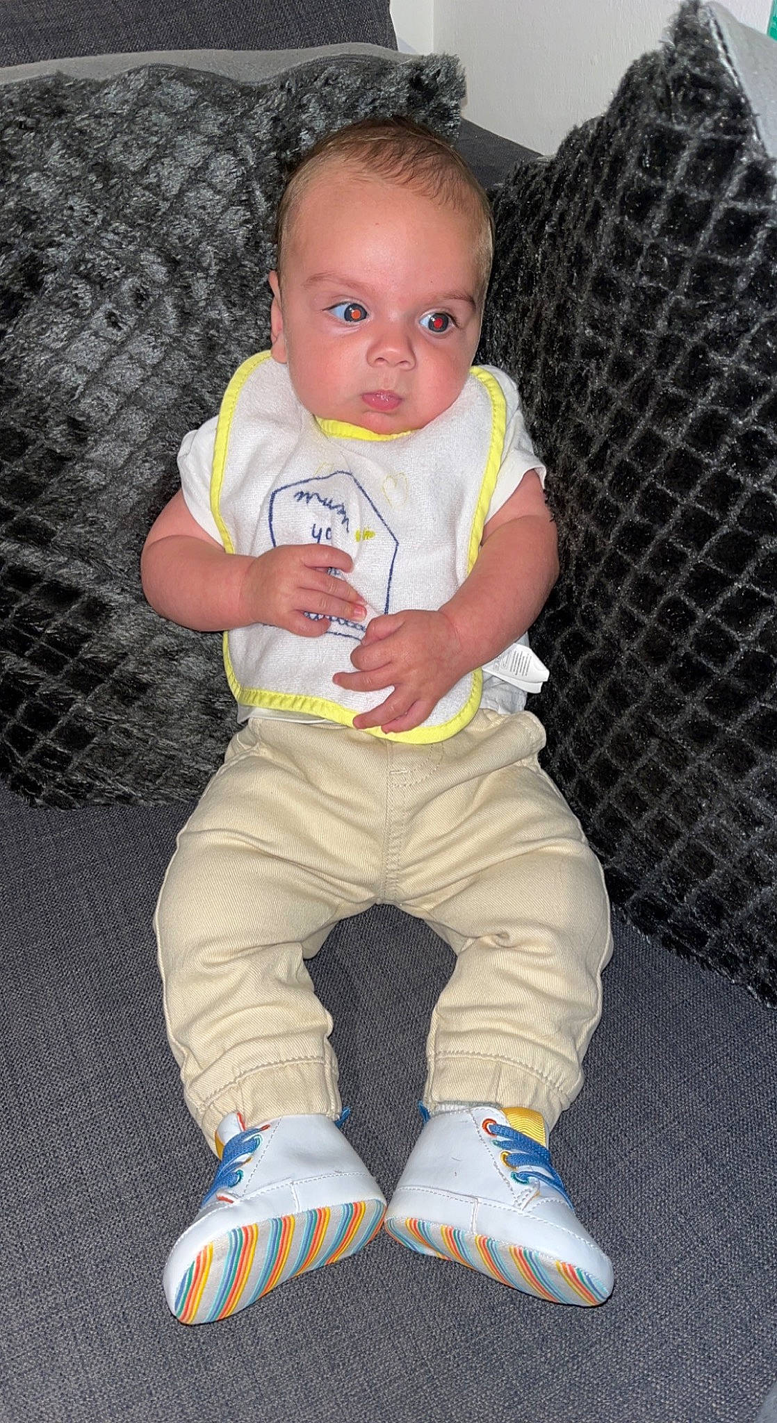 Timothée a rejoint le concours — aidez-le/la à gagner de superbes lots ! baby, baby_products, baby_toddler_clothing, cheek, child, comfort, hairstyle, happy, head, human_leg, knee, person, sitting, skin, sleeve, sneakers, sock, t_shirt, thigh, toddler