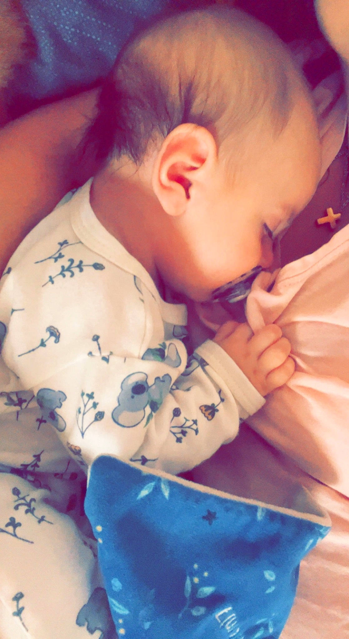 Timothée a rejoint le concours — aidez-le/la à gagner de superbes lots ! arm, baby, baby_sleeping, baby_toddler_clothing, beauty, blue, cheek, child, comfort, ear, finger, hand, happy, head, neck, nose, person, skin, sleeve, textile