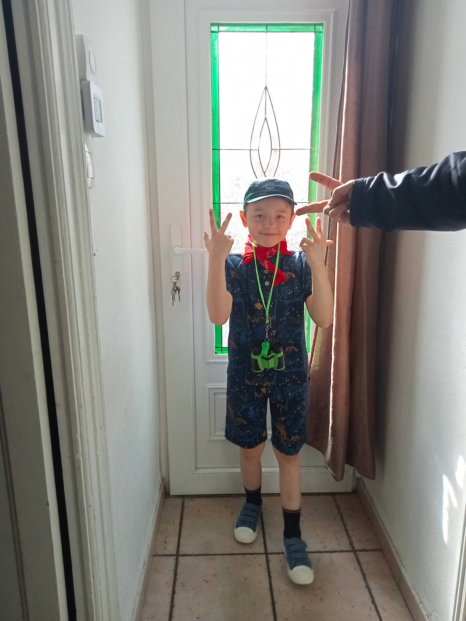 Loucas participe au concours pour gagner de l'argent avec cette photo : curtain, door, fashion_design, fixture, flooring, fun, gesture, glass, headwear, joy, knee, leg, person, personal_protective_equipment, room, shorts, sleeve, smile, uniform, window