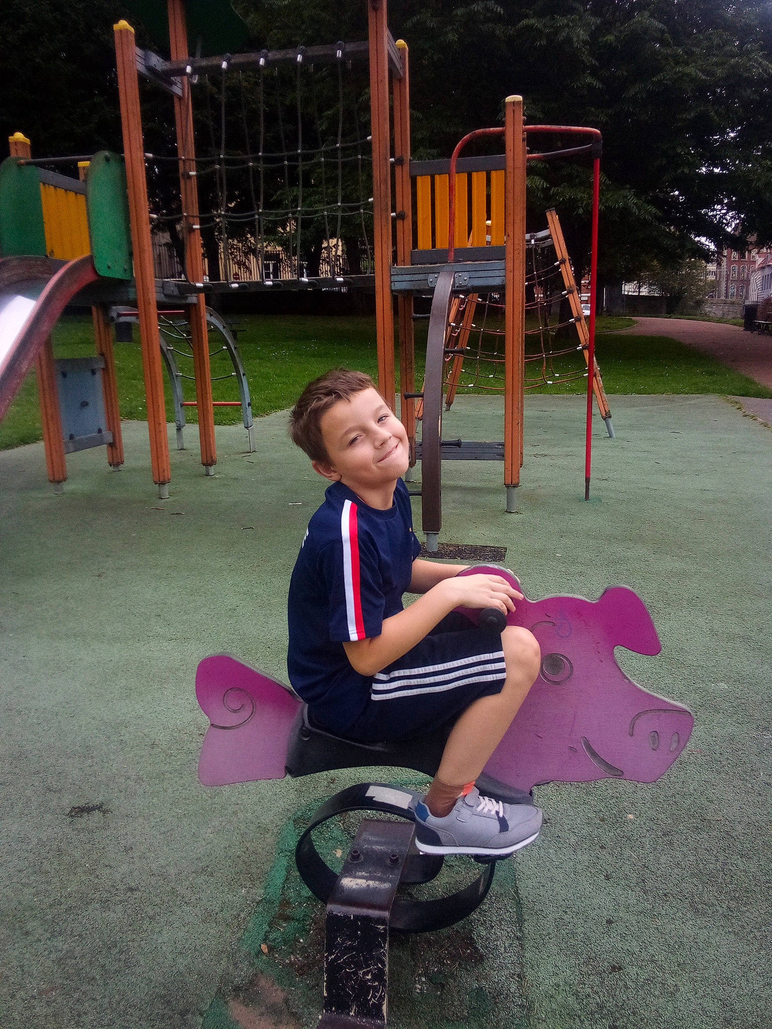 Loucas a rejoint le concours — aidez-le/la à gagner de superbes lots ! child, chute, city, event, fun, grass, joy, leisure, magenta, outdoor_play_equipment, person, plant, play, playground, recreation, shorts, sitting, smile, sock, toddler