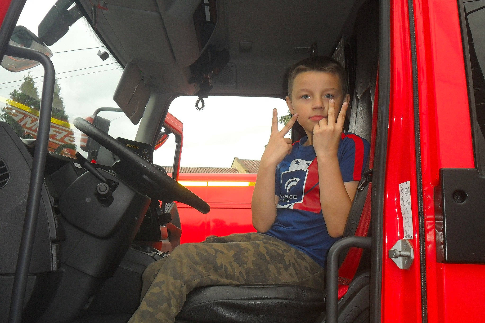 Loucas participe au concours pour gagner de l'argent avec cette photo : auto_part, automotive_design, automotive_exterior, automotive_mirror, automotive_window_part, car_seat, driving, family_car, head_restraint, luxury_vehicle, military_person, mode_of_transport, motor_vehicle, passenger, person, pilot, seat_belt, steering_wheel, vehicle, vehicle_door