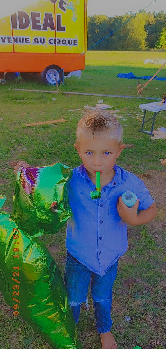 Brian a rejoint le concours — aidez-le/la à gagner de superbes lots ! baby_toddler_clothing, blue, electric_blue, fun, grass, grass_family, grassland, green, lawn, leisure, natural_environment, people_in_nature, person, plant, recreation, soil, tire, toddler, vehicle, wheel