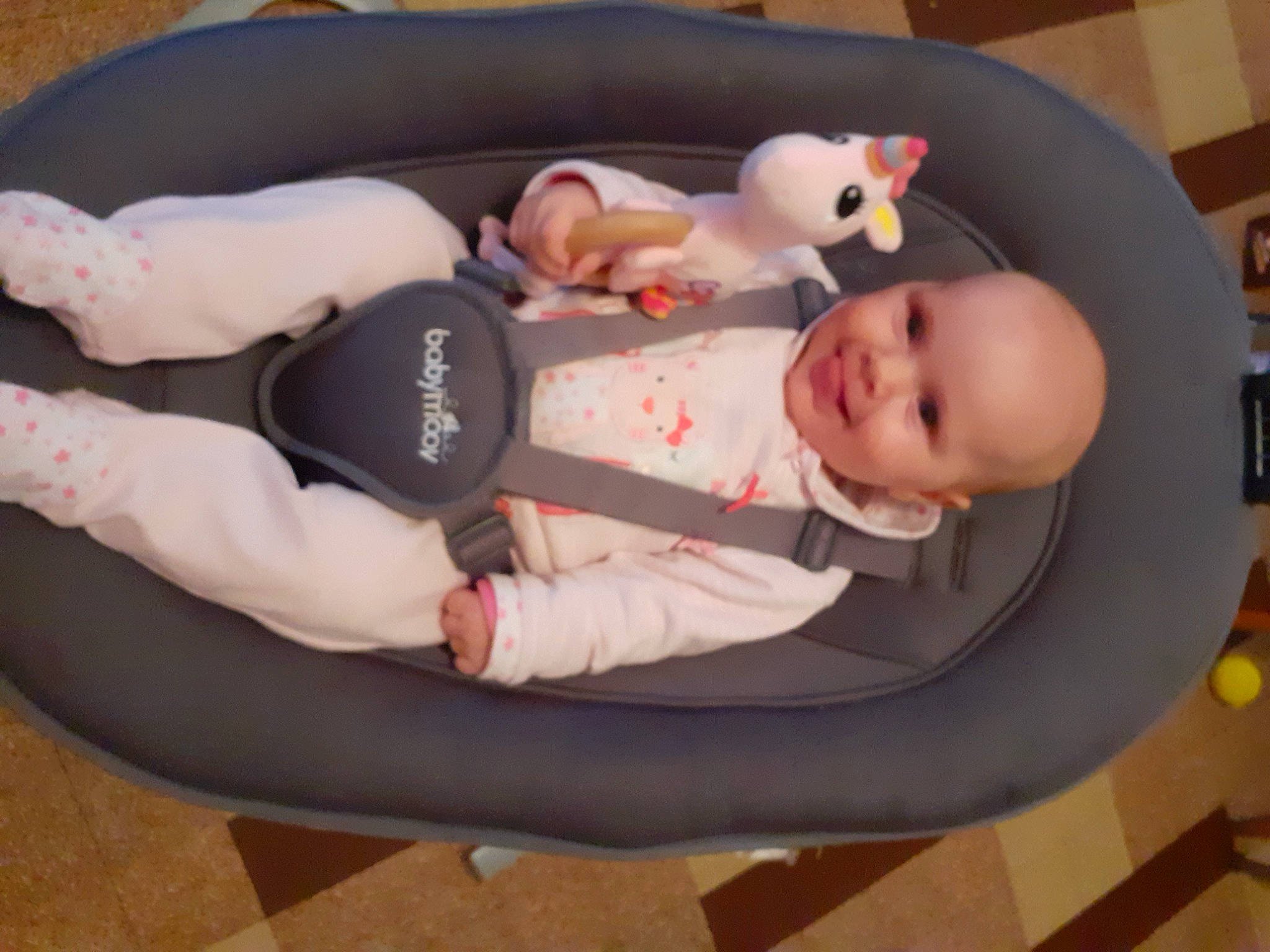 Elyana participe au concours pour gagner de l'argent avec cette photo : baby, baby_carriage, baby_products, baby_safety, baby_toddler_clothing, child, comfort, finger, foot, fun, head, human_body, human_leg, joy, knee, lap, leg, person, sitting, sock