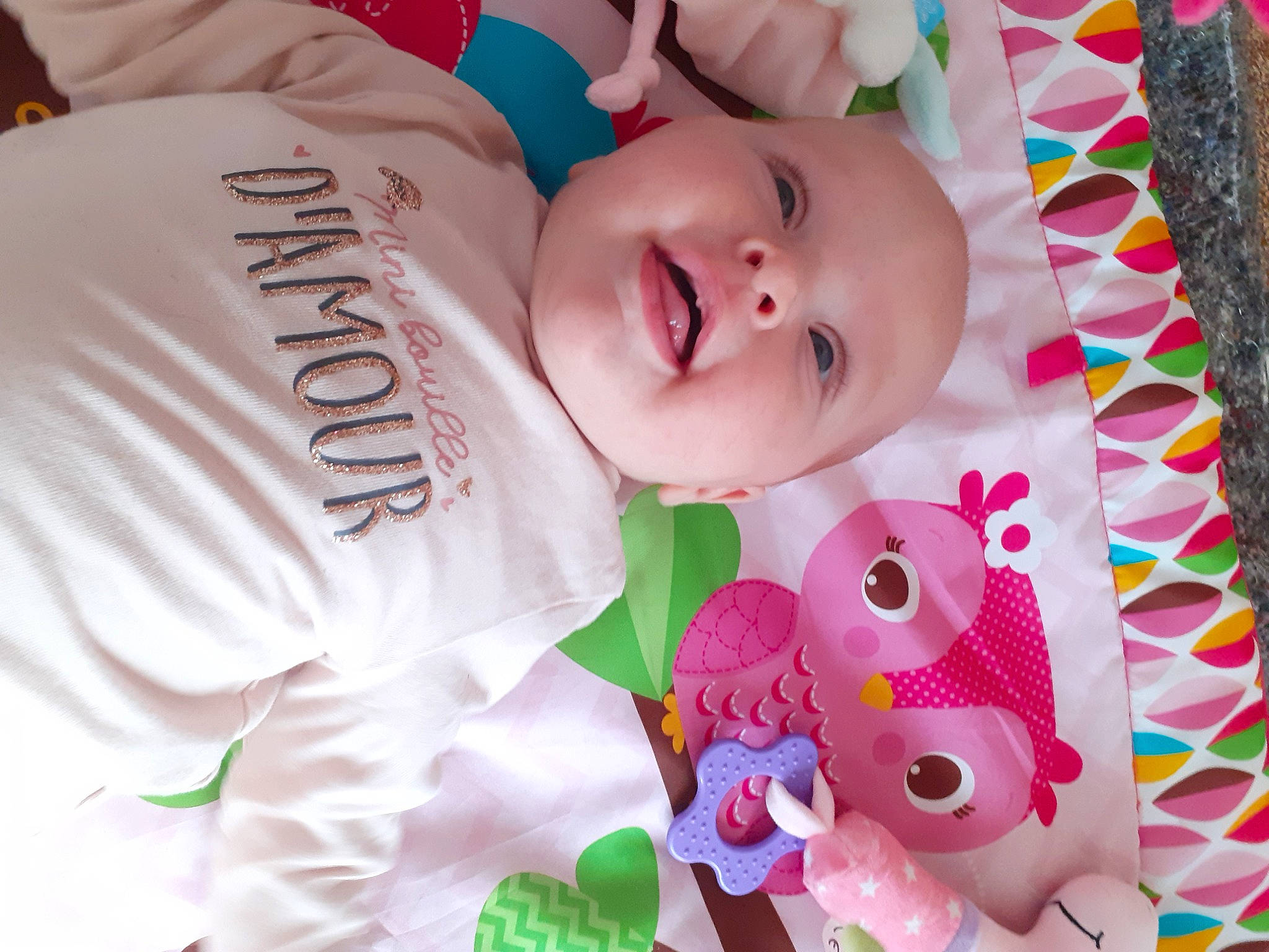 Elyana a rejoint le concours — aidez-le/la à gagner de superbes lots ! baby, baby_products, baby_toddler_clothing, carmine, cheek, child, happy, hat, headwear, linens, lip, magenta, pattern, person, pink, red, skin, sleeve, smile, toddler