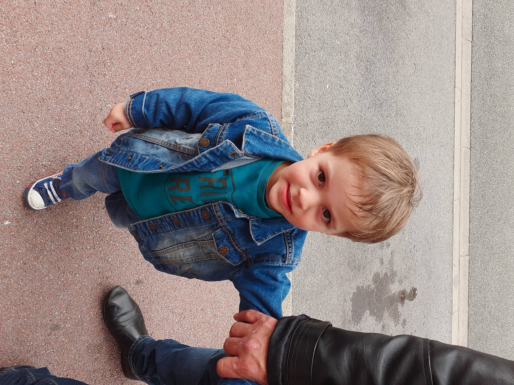 Mathéo participe au concours pour gagner de l'argent avec cette photo : baby, baby_toddler_clothing, boot, child, clothing, comfort, denim, electric_blue, foot, footwear, fun, hand, leg, leisure, pattern, person, shoe, sitting, sneakers, toddler