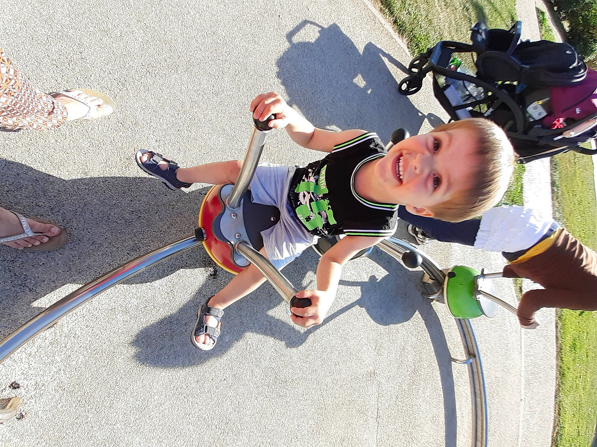 Mathéo a rejoint le concours — aidez-le/la à gagner de superbes lots ! baby, bicycle_helmet, cool, eyewear, fun, grass, happy, headgear, helmet, joy, leisure, outdoor_recreation, person, personal_protective_equipment, recreation, shoe, shorts, smile, sneakers, sports_equipment