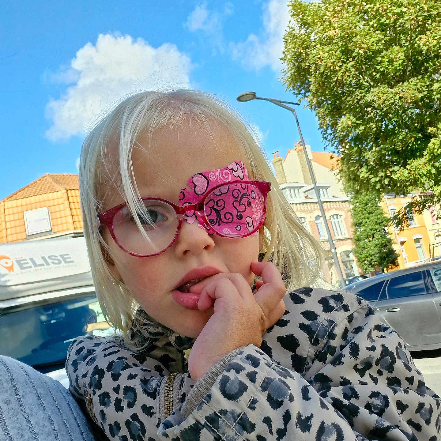 Elyana a rejoint le concours — aidez-le/la à gagner de superbes lots ! accessories, blonde, bodypart, city, clothing, coat, face, finger, glasses, hair, hand, head, jacket, person, photography, portrait, road, street, sunglasses, urban
