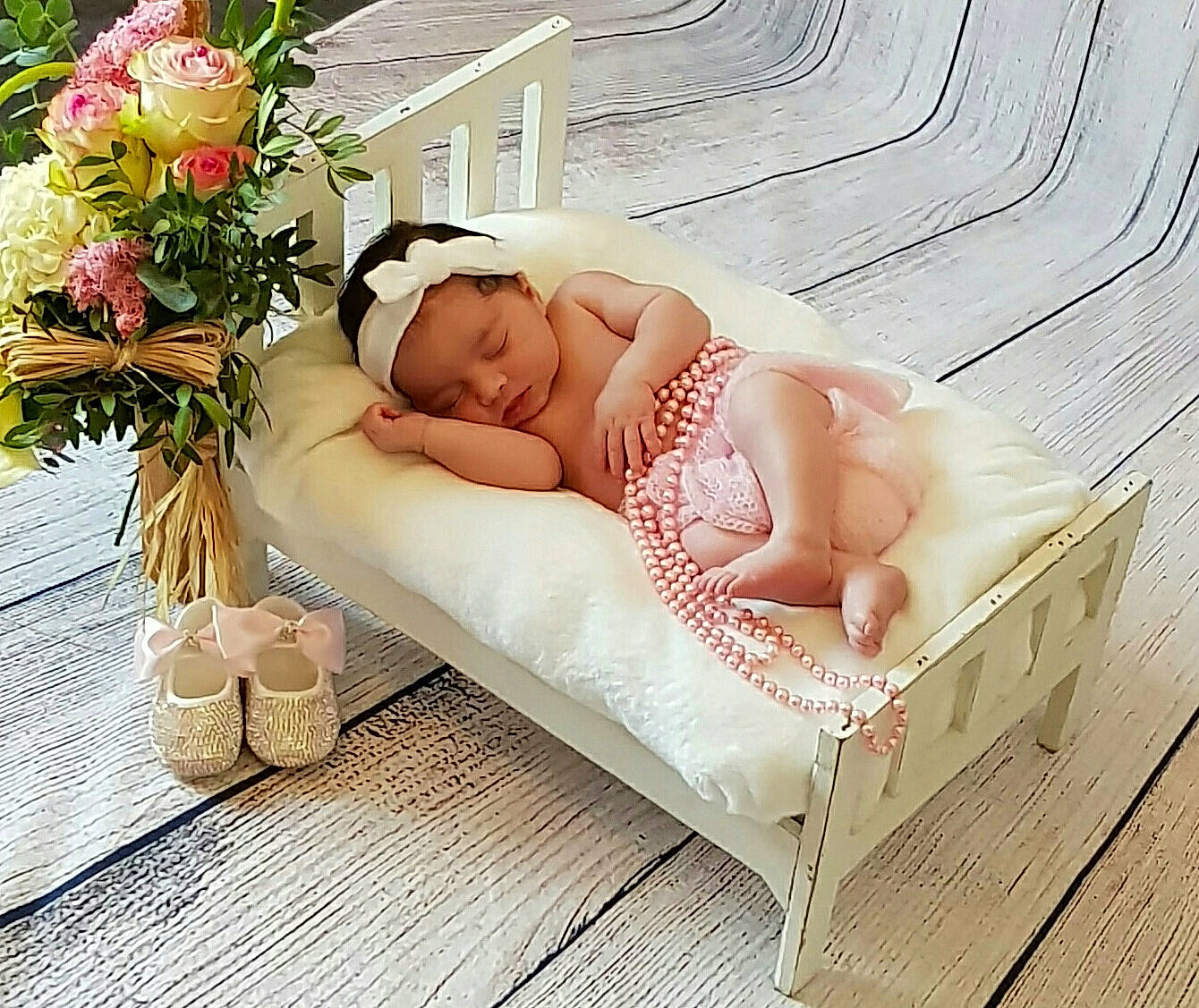 Lya a rejoint le concours — aidez-le/la à gagner de superbes lots ! baby, baby_sleeping, child, comfort, cut_flowers, flower, furniture, headgear, person, plant, product, room, rose, toddler