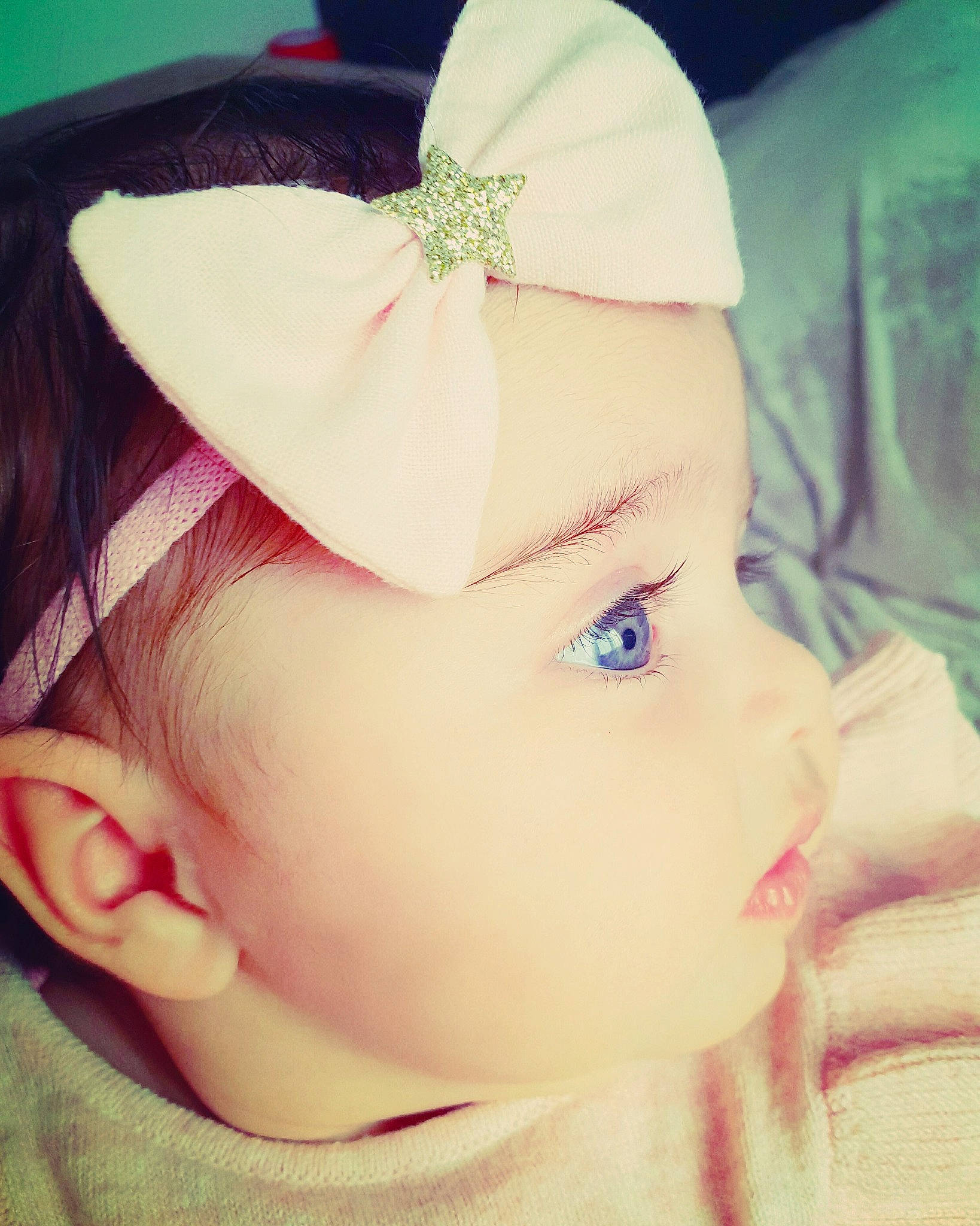 Lya participe au concours pour gagner de l'argent avec cette photo : beauty, cheek, child, chin, ear, eye, eyebrow, eyelash, face, forehead, hair, hair_accessory, hairstyle, head, lip, nose, organ, person, pink, skin