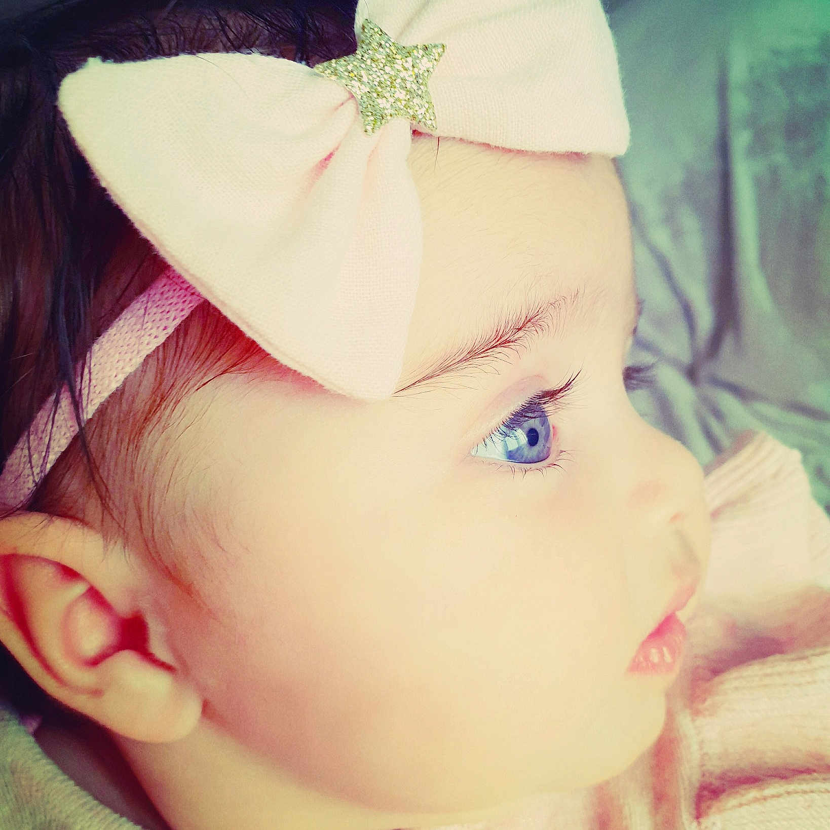 Lya participe au concours pour gagner de l'argent avec cette photo : beauty, cheek, child, chin, ear, eye, eyebrow, eyelash, face, forehead, hair, hair_accessory, hairstyle, head, lip, nose, organ, person, pink, skin