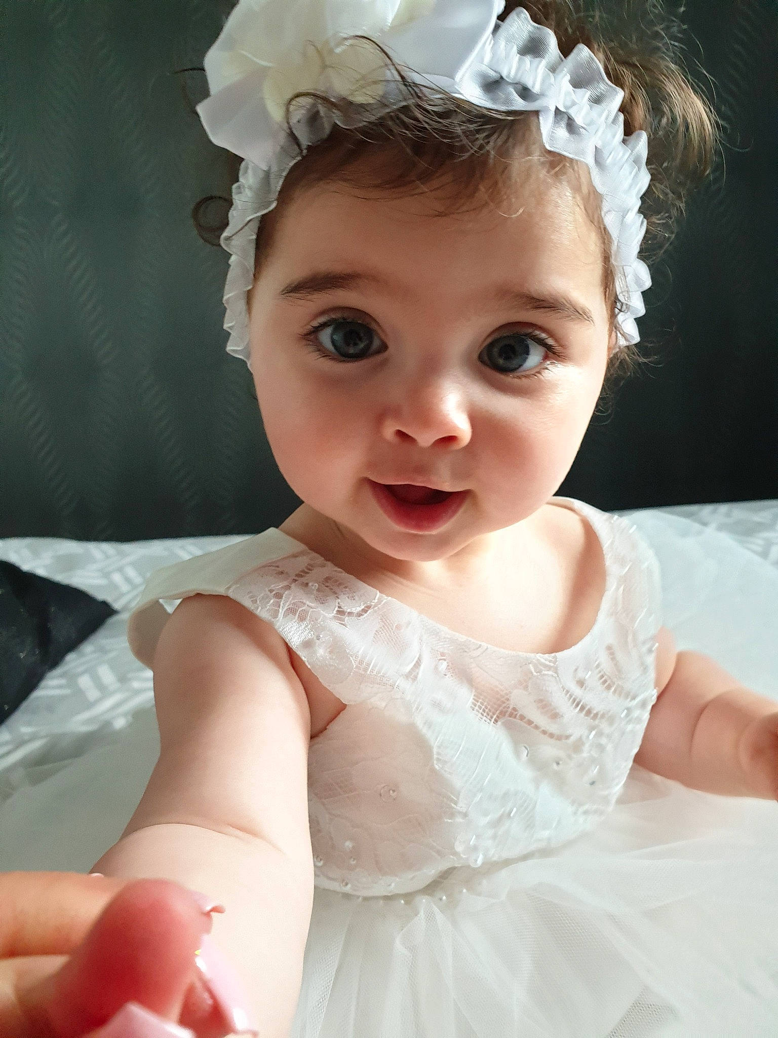 Lya a rejoint le concours — aidez-le/la à gagner de superbes lots ! baby, bridal_accessory, child, dress, eye, fashion_accessory, flower_girl, hair, hair_accessory, hairstyle, hand, head, headband, headgear, headpiece, lace, person, skin, textile, toddler