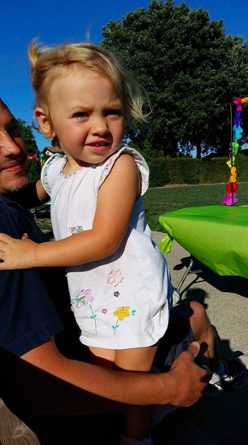 Léana participe au concours pour gagner de l'argent avec cette photo : baby, blue, child, event, face, fun, gesture, grass, hairstyle, happy, human_body, leisure, people_in_nature, person, pink, product, recreation, single_lens_reflex_camera, toddler, tree