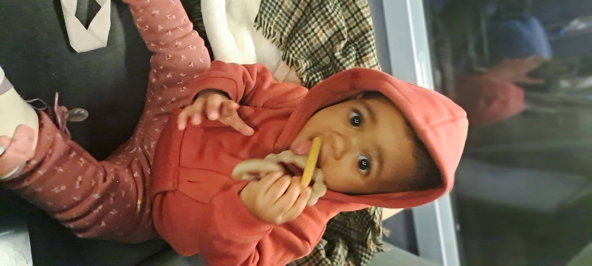 Isia participe au concours pour gagner de l'argent avec cette photo : baby, cheek, child, ear, eye, eyebrow, eyelash, finger, gesture, hand, happy, head, headgear, human_body, lip, mouth, nose, person, skin, thumb