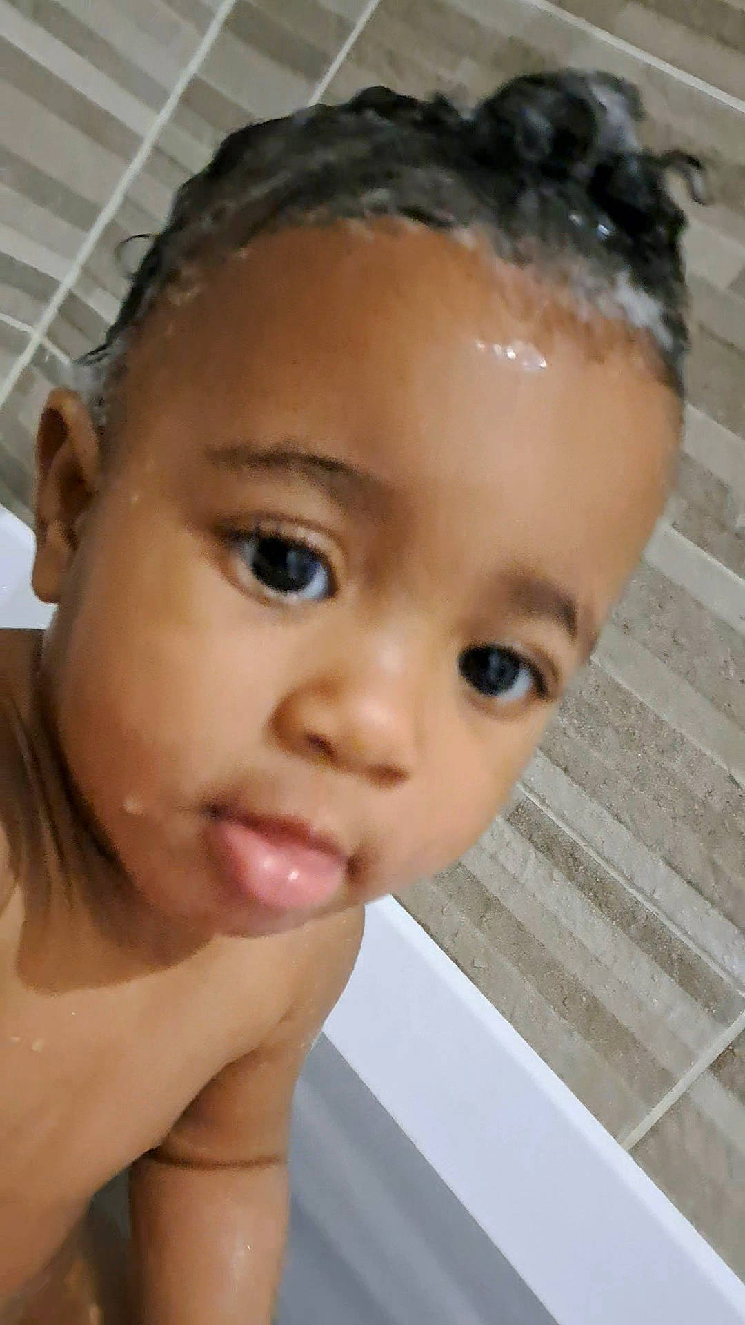 Isia a rejoint le concours — aidez-le/la à gagner de superbes lots ! black_hair, cheek, chin, ear, eyebrow, eyelash, flash_photography, forehead, gesture, hair, hairstyle, happy, iris, jaw, lip, neck, no_expression, nose, person, skin