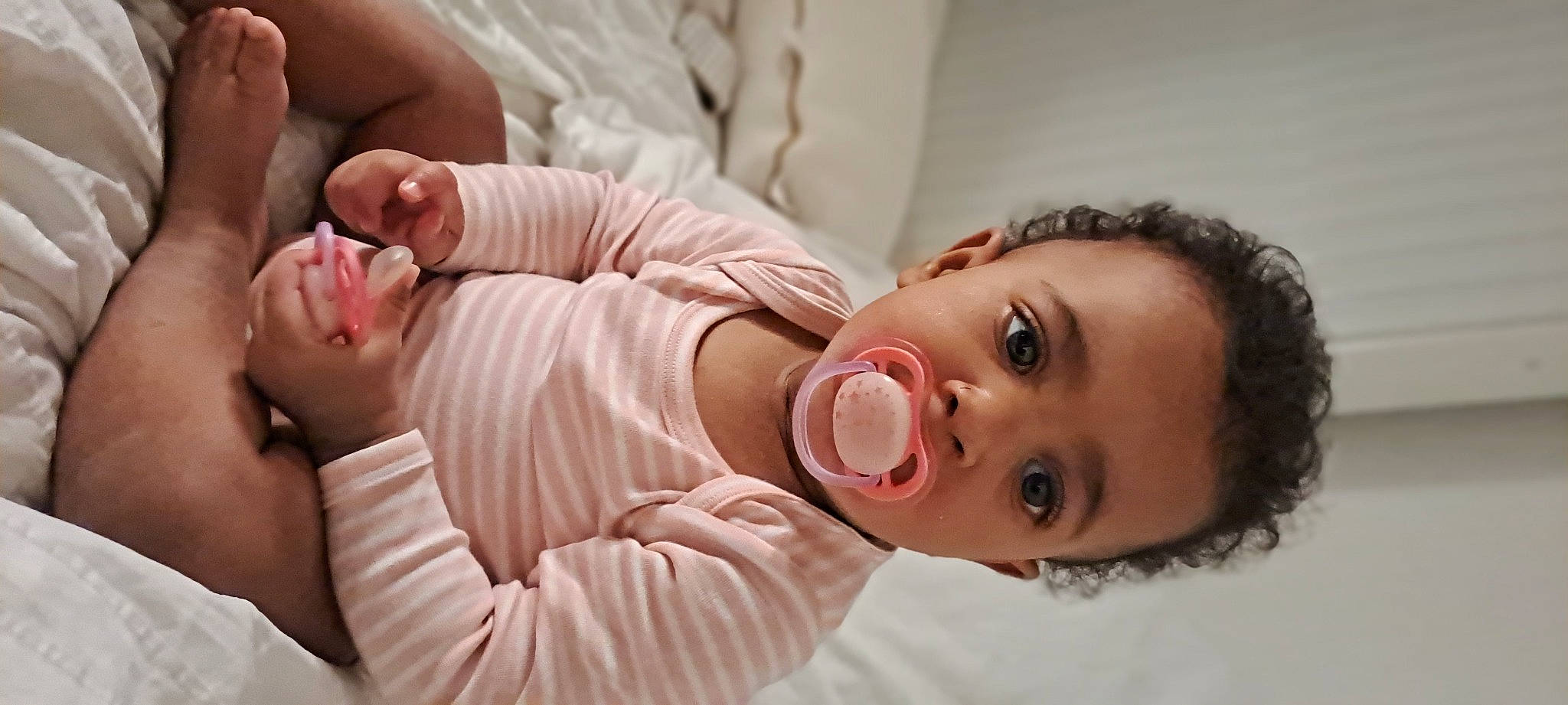 Isia a rejoint le concours — aidez-le/la à gagner de superbes lots ! arm, baby, cheek, comfort, ear, eyelash, facial_expression, finger, gesture, hand, human_body, lip, mammal, mouth, nail, nose, person, product, skin, toddler