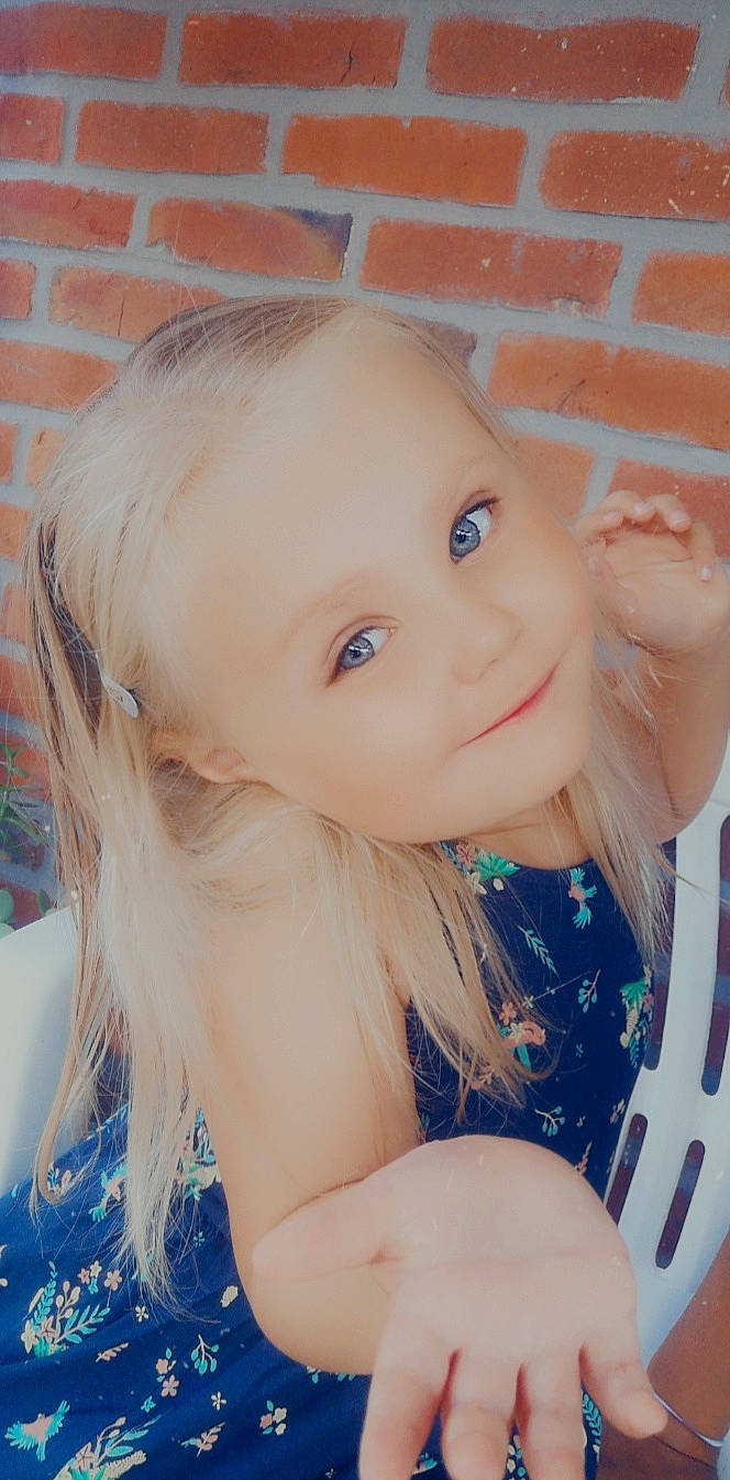 Héloïse participe au concours pour gagner de l'argent avec cette photo : cheek, electric_blue, eye, eyebrow, eyelash, face, fun, grass, happy, head, iris, lip, long_hair, mouth, neck, nose, person, skin, smile, thigh