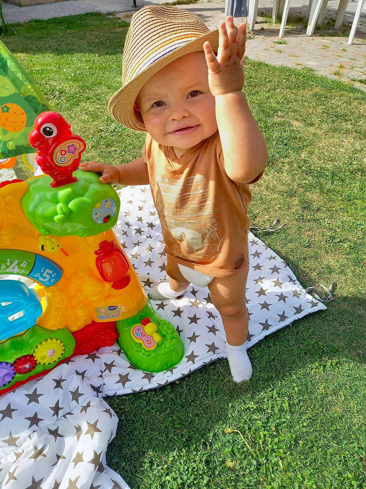 Hugo a rejoint le concours — aidez-le/la à gagner de superbes lots ! baby, baby_toddler_clothing, child, fun, garden, grass, happy, hat, headwear, joy, lawn, leaf, leisure, pattern, people_in_nature, person, plant, recreation, spring, sun_hat