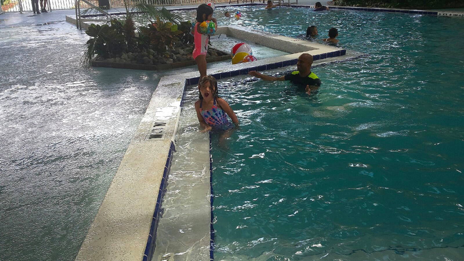 Hannah is registered to the contest to win money with this photo: boating, boats_and_boating_equipment_and_supplies, competition_event, crew, fun, houseplant, lake, leisure, oar, outdoor_recreation, paddle, person, plant, recreation, sports, sports_equipment, swimming_pool, under_exposed, vehicle, water