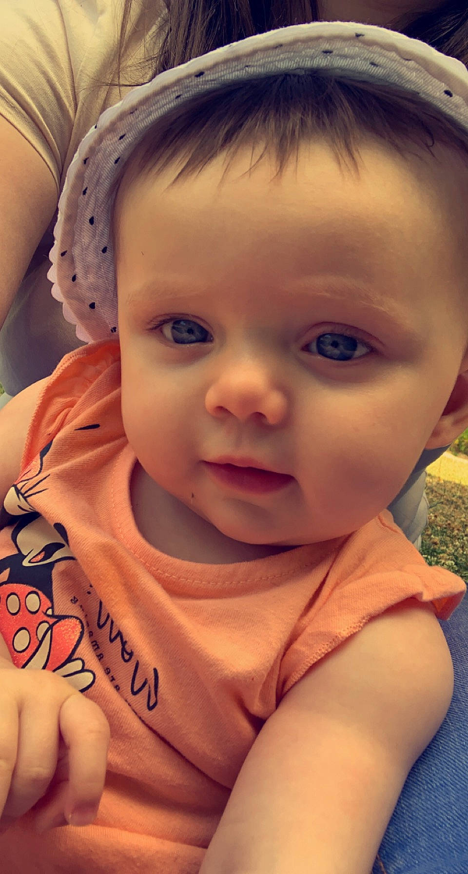 Nina a rejoint le concours — aidez-le/la à gagner de superbes lots ! baby, baby_toddler_clothing, cheek, chin, ear, eye, eyebrow, eyelash, finger, forehead, happy, human_body, iris, lip, mouth, neck, nose, person, skin, sleeve