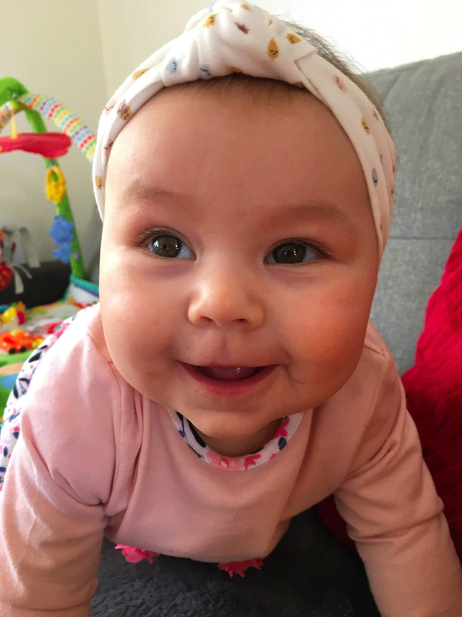 Céline a rejoint le concours — aidez-le/la à gagner de superbes lots ! baby, beauty, cheek, child, chin, close_up, eye, eyebrow, face, facial_expression, forehead, hair_accessory, head, joy, lip, nose, organ, person, pink, skin