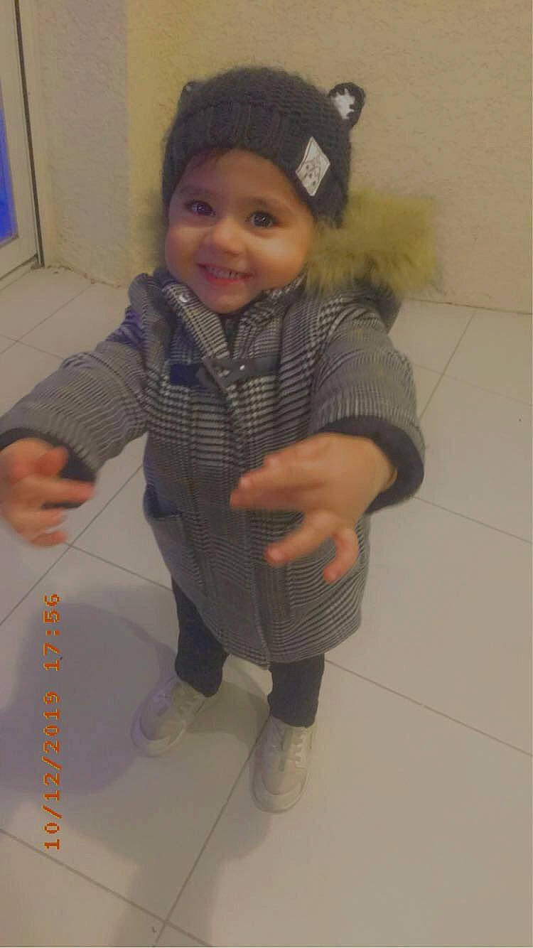 Ricardo participe au concours pour gagner de l'argent avec cette photo : baby, cheek, child, forehead, head, headgear, headwear, joy, outerwear, person, skin, smile, standing, toddler