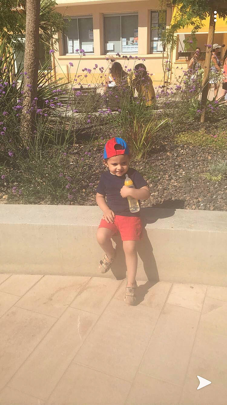 Ricardo participe au concours pour gagner de l'argent avec cette photo : cap, child, fun, headgear, headwear, human_leg, joy, leg, leisure, person, photography, play, recreation, snapshot, thigh, vacation