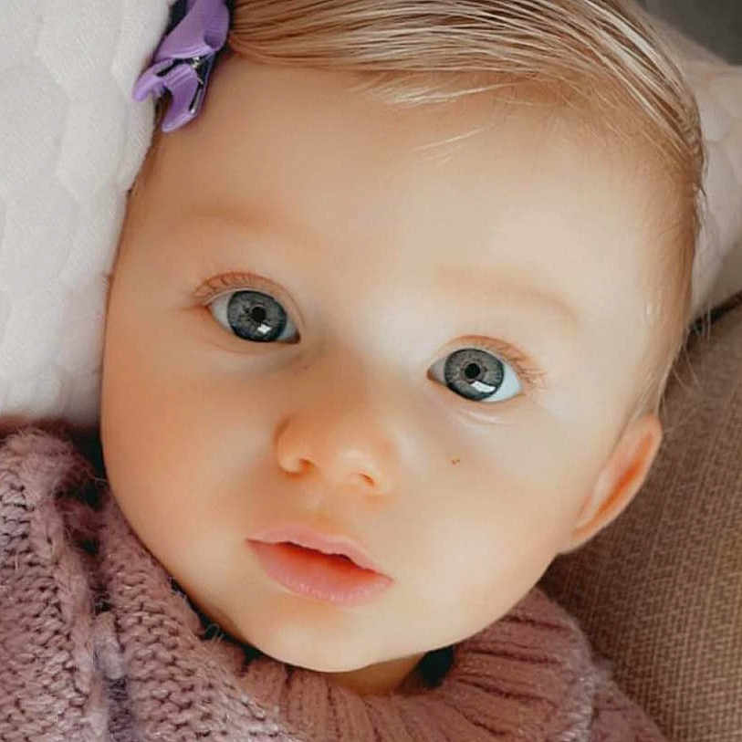 Lou a rejoint le concours — aidez-le/la à gagner de superbes lots ! baby, baby_toddler_clothing, cheek, chin, dress, ear, eye, eyebrow, eyelash, face, flash_photography, headgear, iris, lip, neck, nose, outerwear, pink, skin, sleeve