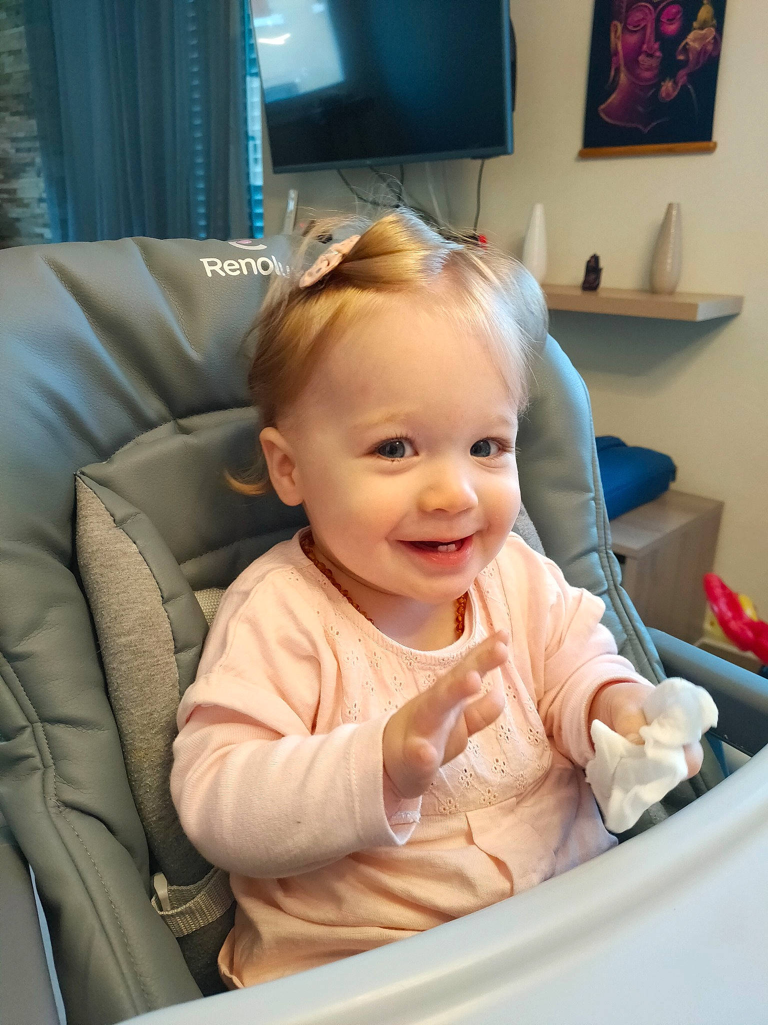 Flora a rejoint le concours — aidez-le/la à gagner de superbes lots ! baby, baby_products, baby_toddler_clothing, chair, child, comfort, curtain, dress, finger, fun, hairstyle, happy, joy, person, picture_frame, sitting, skin, smile, television, television_set