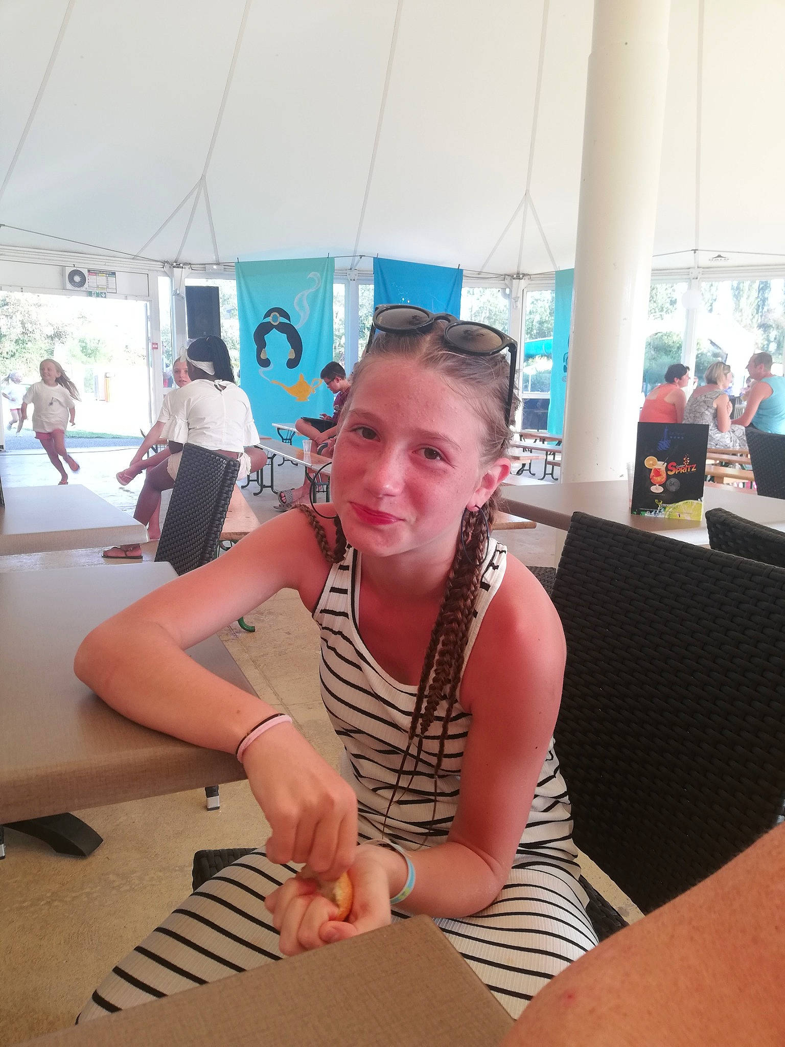 Lyne a rejoint le concours — aidez-le/la à gagner de superbes lots ! arm, blurred, finger, fun, hand, human_leg, leg, leisure, mouth, person, photography, room, summer, thigh, thumb, tourism, vacation