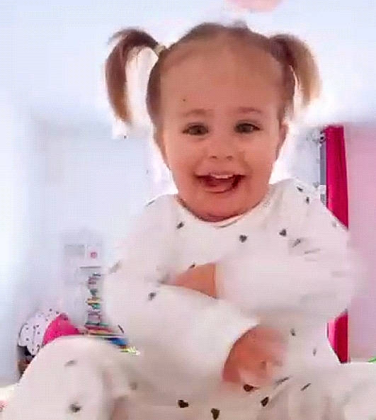 Elehna participe au concours pour gagner de l'argent avec cette photo : baby, baby_toddler_clothing, cheek, child, ear, face, facial_expression, head, joy, lip, nose, person, pink, skin, sleeve, smile, toddler