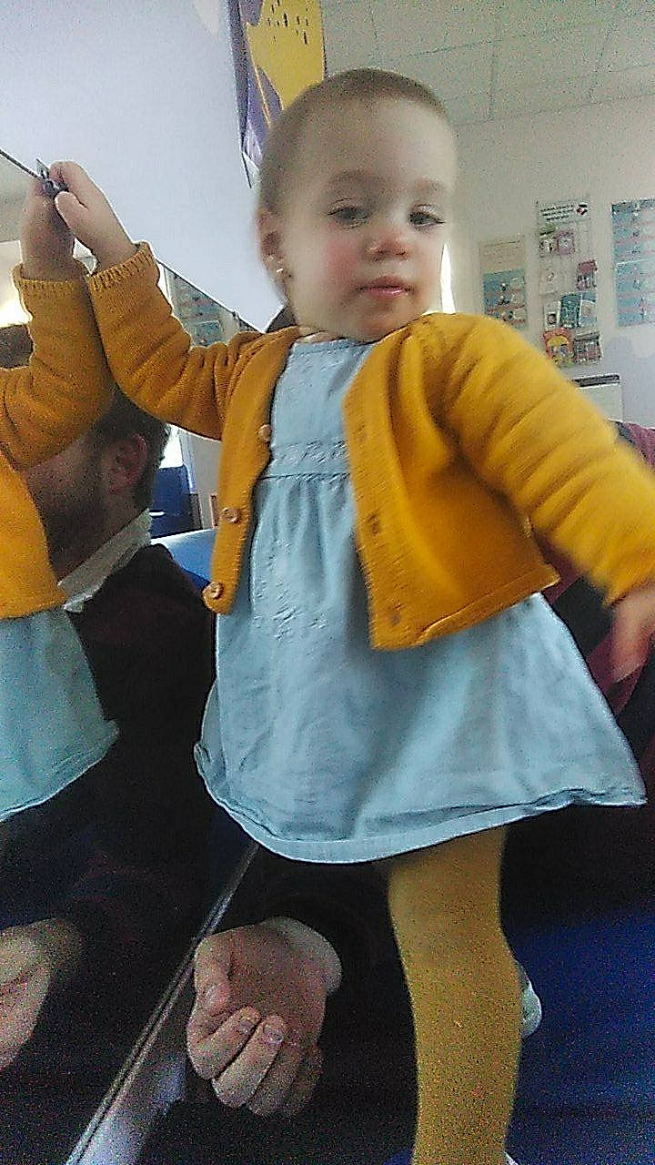 Lola a rejoint le concours — aidez-le/la à gagner de superbes lots ! baby, baby_toddler_clothing, blond, child, finger, foot, hair_accessory, hand, headband, headpiece, nail, one_piece_garment, person, sock, thumb, tiara