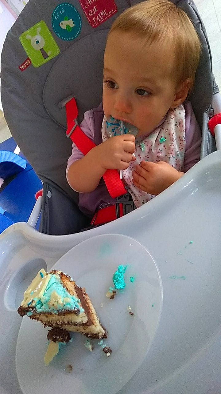 Lola a rejoint le concours — aidez-le/la à gagner de superbes lots ! baby, baby_toddler_clothing, baked_goods, baking, cake, child, cuisine, dessert, dish, dishware, finger_food, food, icing, ingredient, person, plate, recipe, snack, sweetness, tableware