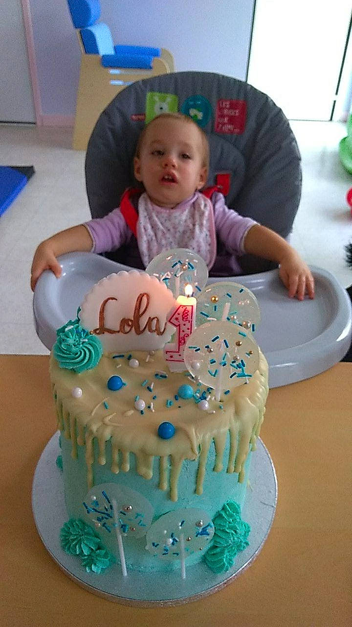 Lola participe au concours pour gagner de l'argent avec cette photo : baked_goods, baking, birthday, birthday_cake, buttercream, cake, cake_decorating, cake_decorating_supply, cream, cuisine, dairy, dessert, food, icing, ingredient, kuchen, party, person, plate, sugar_cake