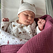 Paola participe au concours pour gagner de l'argent avec cette photo : baby, newborn, sleeping, blanket, hat, infant, cozy, cute, clothing, soft, wrapped, peaceful, face, hands, cute_hat, sleep, indoors, bed, child, portrait