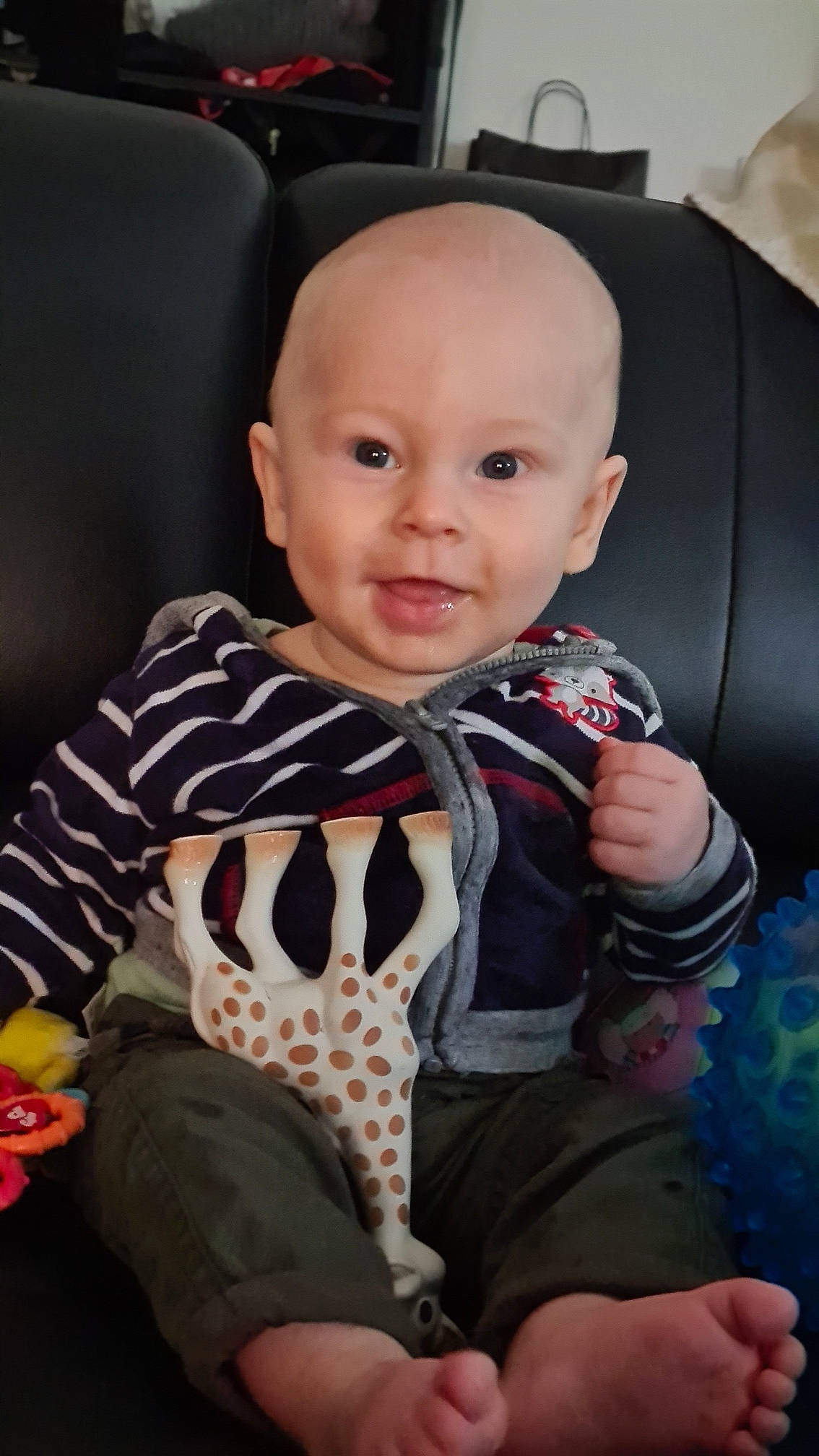 Maé a rejoint le concours — aidez-le/la à gagner de superbes lots ! arm, baby, baby_toddler_clothing, cheek, child, comfort, face, facial_expression, finger, fun, happy, head, iris, pattern, person, personal_protective_equipment, sitting, skin, sleeve, smile