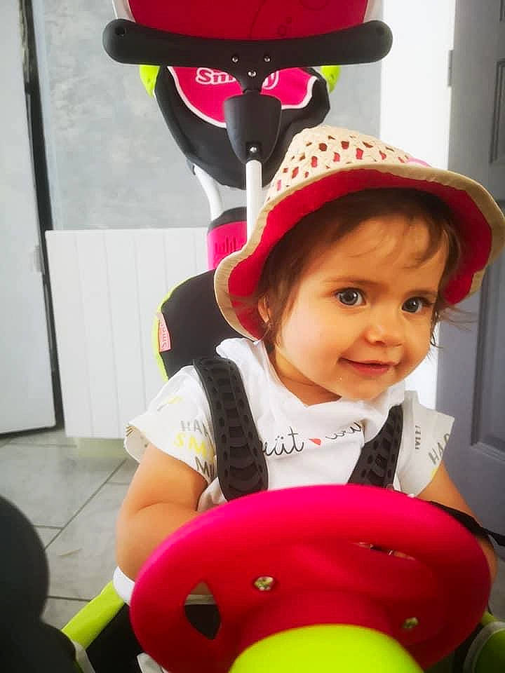 Mya participe au concours pour gagner de l'argent avec cette photo : child, joy, person, smile, toddler