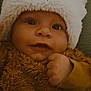 Lío a rejoint le concours — aidez-le/la à gagner de superbes lots ! adorable, baby, brown_clothing, child, closeup, cute, expression, eyes, face, fluffy_hat, fuzzy_clothing, hand, hat, headwear, indoor, infant, lion_face, portrait, warm_clothing, young
