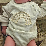 Lío a rejoint le concours — aidez-le/la à gagner de superbes lots ! baby, infant, child, lying_down, patterned_fabric, clothing, socks, face, legs, cute, looking_up, cozy, soft_texture, indoor, expression, human, newborn, adorable, casual, comfort