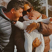 Lío a rejoint le concours — aidez-le/la à gagner de superbes lots ! baby, child, family, happy, holding, jacket, love, man, nature, outdoor, people, portrait, smile, snow, snowsuit, sunglasses, trees, warm_clothing, winter, woman