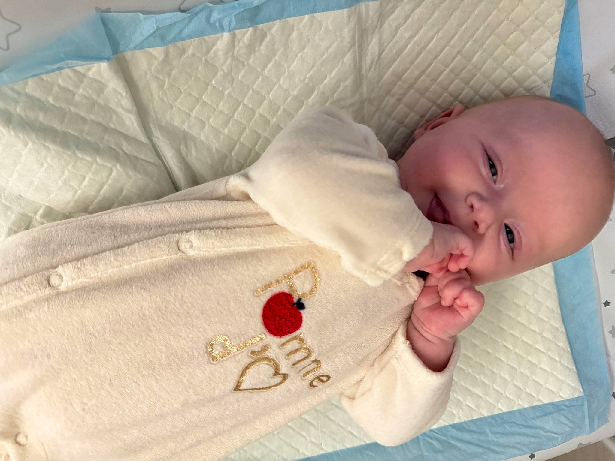 Stella participe au concours pour gagner de l'argent avec cette photo : baby, baby_products, baby_safety, baby_toddler_clothing, cheek, collar, comfort, eye, face, hand, head, infant_bed, linens, lip, nose, pattern, person, skin, sleeve, textile