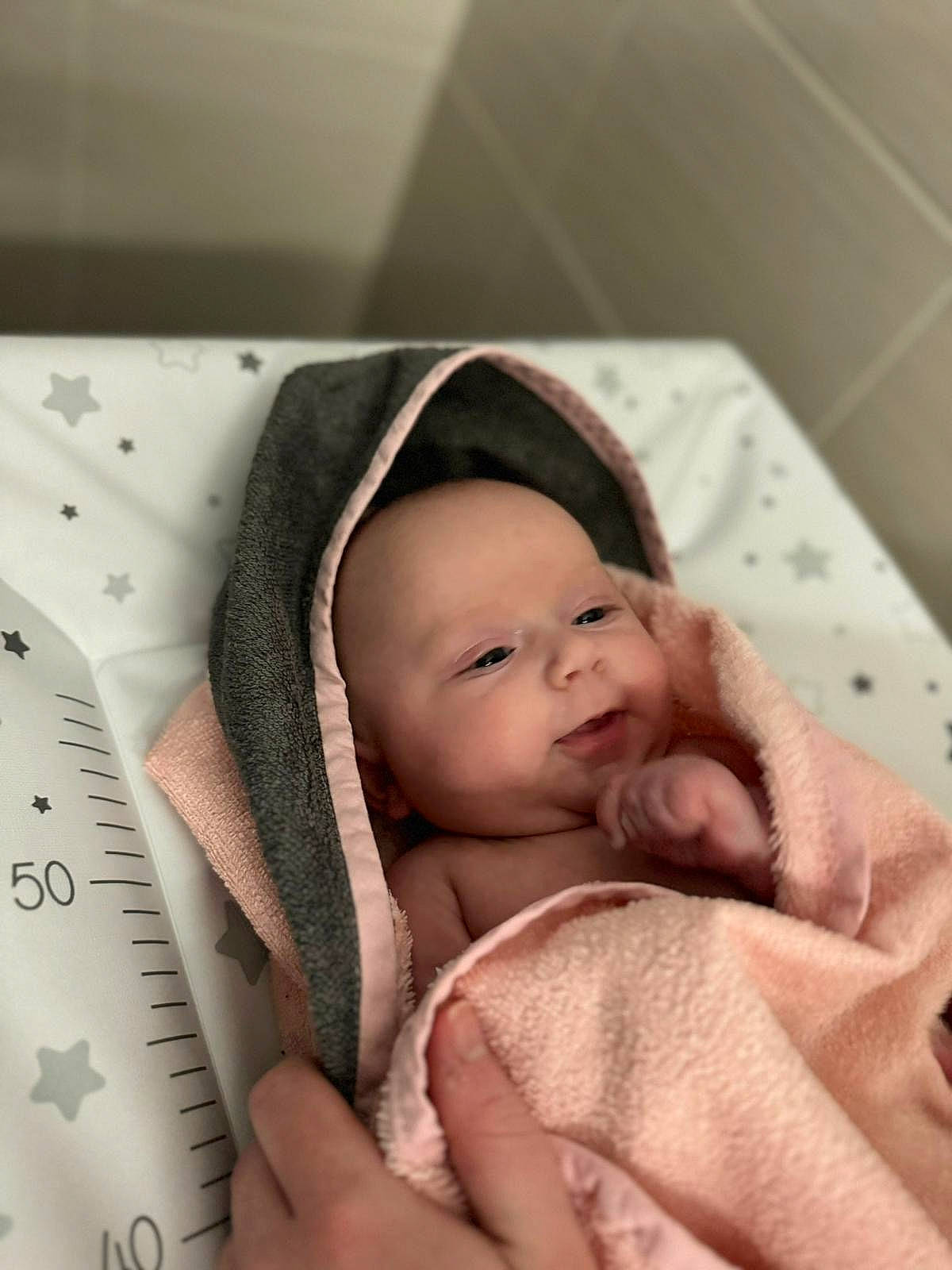 Stella a rejoint le concours — aidez-le/la à gagner de superbes lots ! baby, baby_products, baby_safety, baby_sleeping, baby_toddler_clothing, beanie, bedtime, cap, cheek, child, comfort, happy, linens, person, portrait_photography, room, skin, sleep, smile, toddler